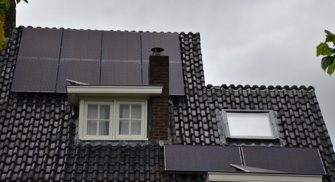 Foto zonnepanelen op een woning